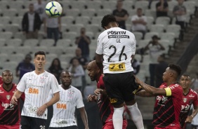 Gil durante cabea certeira que abriu o placar contra o Athletico-PR, na Arena Corinthians