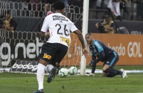Gil durante comemoração do seu gol contra o Athletico-PR, na Arena Corinthians