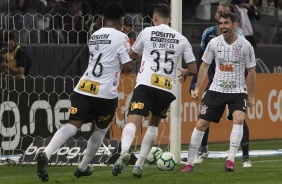 Gil e Avelar comemoram com Boselli seu gol contra o Athletico-PR