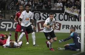Gil e Boselli no momento do gol do argentino, contra o Athletico-PR, na Arena Corinthians