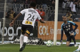 Gil marcou o primeiro gol do Corinthians contra o Athletico-PR, pelo Brasileirão
