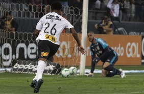 Zagueiro Gil comemora seu gol contra o Athletico-PR, pelo Brasileirão, na Arena