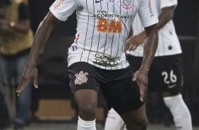Zagueiro Manoel durante partida contra o Athletico-PR, pelo Brasileirão, na Arena Corinthians