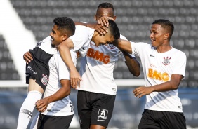 Adson comemora com companheiros seu gol contra o Guarani, pelo Paulista Sub-20