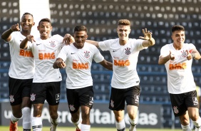 Elenco corinthiano Sub-20 durante jogo contra o Guarani