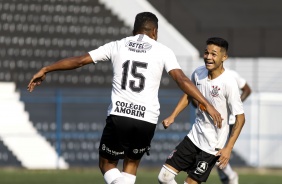 Nathan comemorando o primeiro gol do Corinthians com Adson, pelo Sub-20