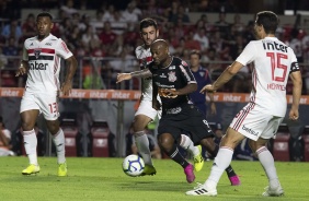 Atacante Love durante derrota para o So Paulo, pelo Brasileiro, no Morumbi