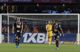 Avelar, Clayson e Cássio durante derrota para o São Paulo, pelo Brasileirão, no Morumbi