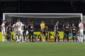 Cássio e companheiros durante derrota para o São Paulo, pelo Brasileirão, no Morumbi