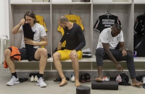 Cássio, Walter e Manoel no vestiário do Morumbi para jogo contra o São Paulo, pelo Brasileirão