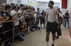 Gustagol chega ao Morumbi para jogo contra o São Paulo, pelo Campeonato Brasileiro