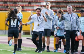 Arthur Elias comemora com as meninas do Timo a vitria na estreia da Libertadores Feminina