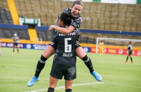 Cacau e Juliete comemorando vitória sobre o Club Ñañas, na estreia da Libertadores Feminina