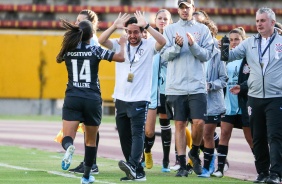 Elenco do Corinthians Feminino comemora a vitria pela estreia da Libertadores