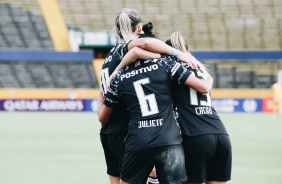 Elenco feminino do Corinthians durante jogo contra o Club aas, na estreia da Libertadores Feminina