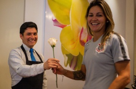 Gabi Zanotti recebe flor durante estreia da Libertadores Feminina