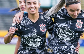Juliete e Crivelari durante duelo contra o Club Ñañas, na estreia da Libertadores Feminina