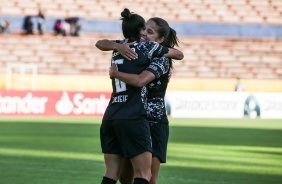 Juliete e Millene comemoram vitria sobre Club aas, na estreia da Libertadores Feminina