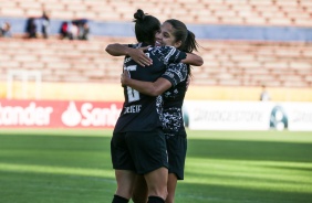 Juliete e Millene comemoram vitória sobre Club Ñañas, na estreia da Libertadores Feminina