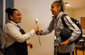 Meninas do Feminino recebem flores durante estreia da Libertadores Feminina