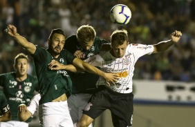 Carlos Augusto disputa bola durante a partida contra o Goiás