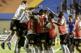 Corinthianos comemoram o primeiro gol contra o Goiás