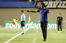 Fbio Carille fala com o time no Serra Dourada durante o jogo contra o Gois