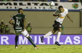 Gustavo cabeceia a bola durante partida contra o Goiás