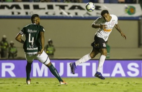 Gustavo cabeceia a bola durante partida contra o Gois