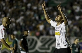 Gustavo comemora o gol de pnalti do Corinthians contra o Gois