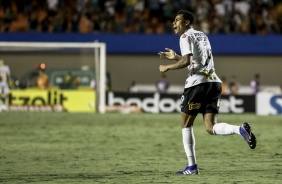 Gustavo comemora seu gol contra o Gois