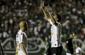 Gustavo e Rgis comemoram o gol de pnalti do Corinthians contra o Gois