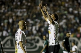 Gustavo e Régis comemoram o gol de pênalti do Corinthians contra o Goiás