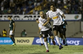 Gustavo e Régis comemoram o segundo gol do Corinthians contra o Goiás