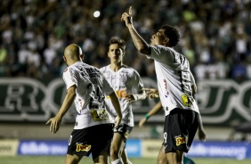 Gustavo, Rgis e Vital comemoram o gol de pnalti do Corinthians contra o Gois