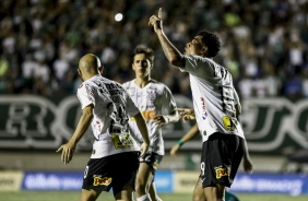 Gustavo, Régis e Vital comemoram o gol de pênalti do Corinthians contra o Goiás