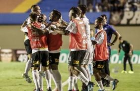 Janderson comemora com os jogadores que estavam no banco do Timão