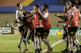 Janderson comemora seu gol junto dos companheiros no banco de reservas