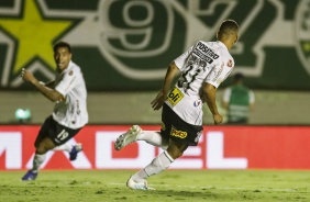 Janderson e Gustavo comemorando o primeiro gol do Corinthians
