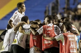 Pedrinho e Janderson comemoram o gol junto dos jogadores reservas