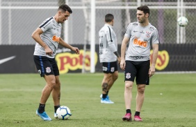 Avelar e Boselli no último treino do Corinthians antes do jogo contra o Goiás