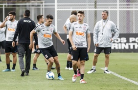 Avelar e companheiros no último treino do Corinthians antes do jogo contra o Goiás