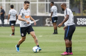 Avelar e Love no último treino do Corinthians antes do jogo contra o Goiás