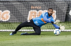 Goleiro Filipe no último treino do Corinthians antes do jogo contra o Goiás