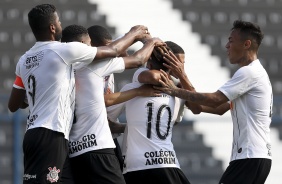 Jogadores do Timãozinho comemoram gol contra o Botafogo, pelo Brasileiro Sub-20