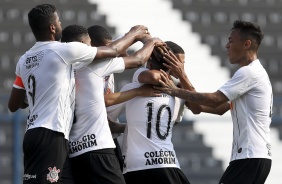 Jogadores do Timozinho comemoram gol contra o Botafogo, pelo Brasileiro Sub-20