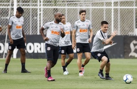Jogadores no último treino do Corinthians antes do jogo contra o Goiás
