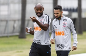 Love e Clayson no ltimo treino do Corinthians antes do jogo contra o Gois