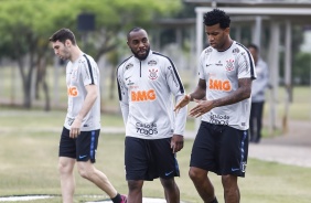 Manoel e Gil no último treino do Corinthians antes do jogo contra o Goiás