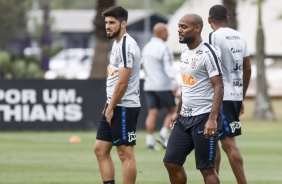 Méndez e Love no último treino do Corinthians antes do jogo contra o Goiás